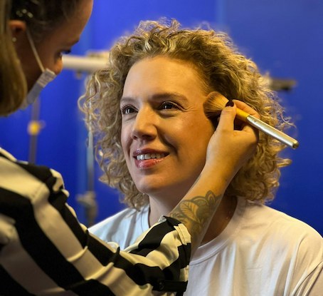Mujer siendo maquillada