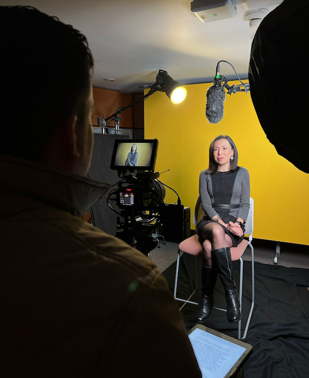 Mujer de mediana edad en estudio de grabación la7em