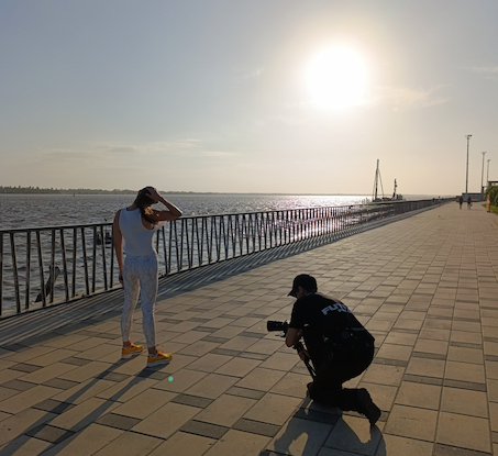 Mujer siendo fotografiada al atardecer