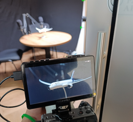 Pantalla de cámara con fotografía de un avión