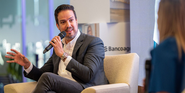 Miembro del equipo la7em hablando