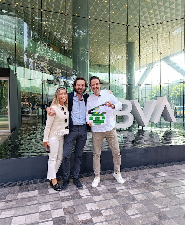 Fotografía frente al edificio BBVA