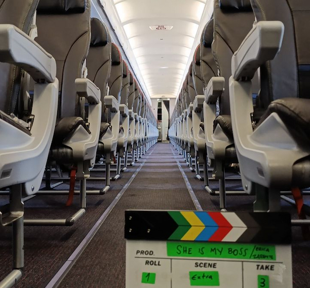 Claqueta dentro de un avión