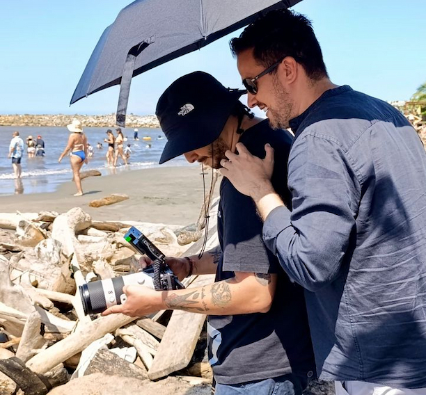 Fotógrafos en una playa