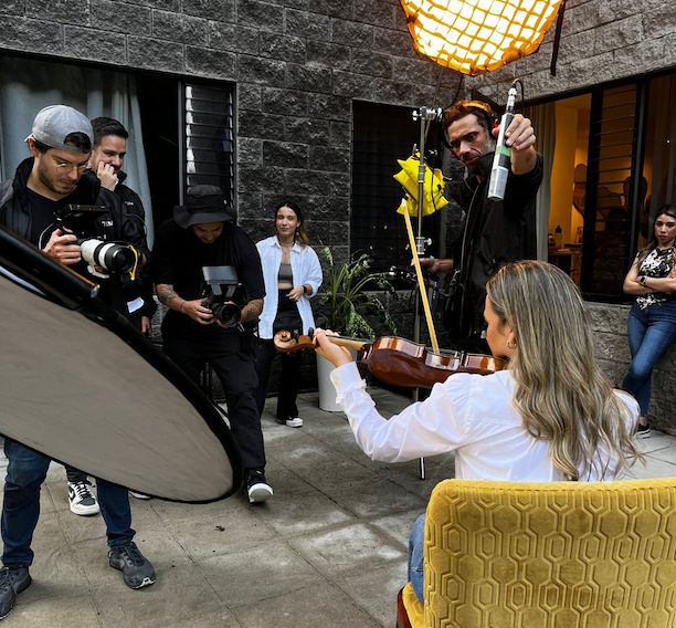 Grabación de mujer tocando el violin