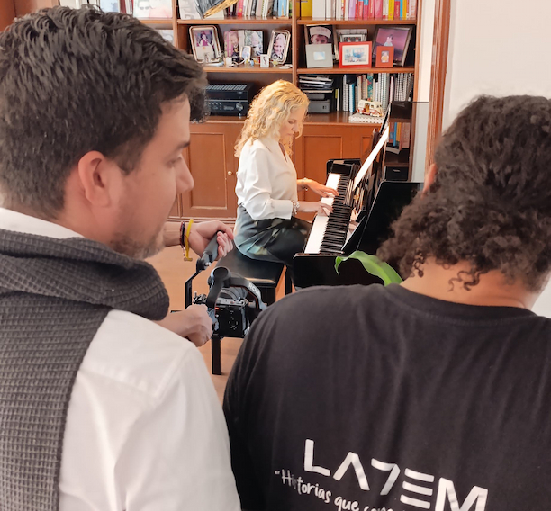 Fotografía de mujer rubia tocando el piano