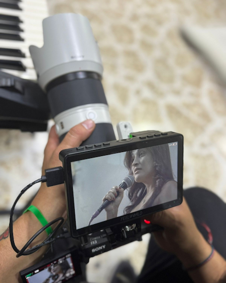 Cámara profesional con mujer en la pantalla