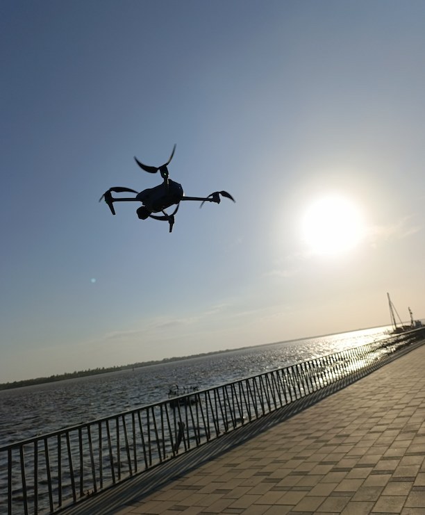 Dron sobrevolando el mar al atardecer