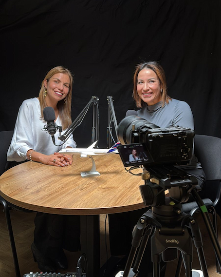 Mujeres de mediana edad sentadas siendo grabadas