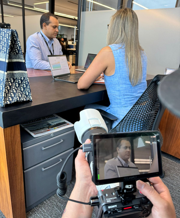 Empresarios siendo grabados mientras trabajan