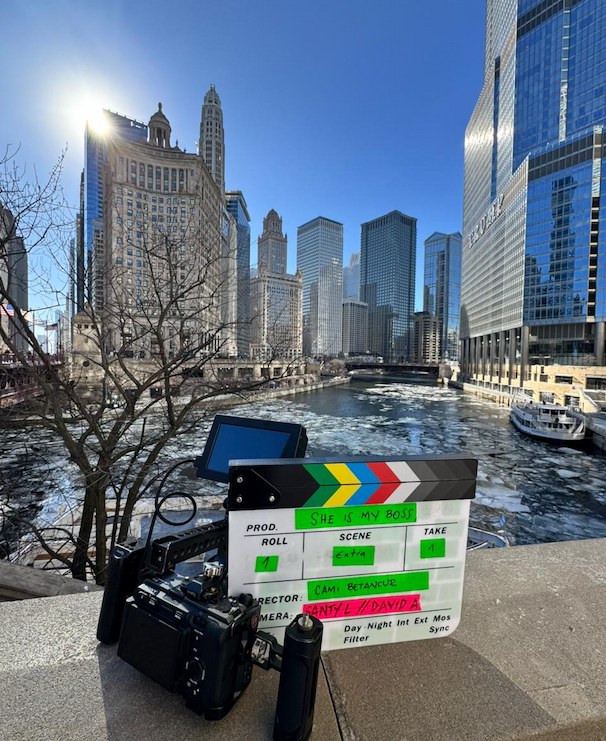 Cámara profesional y claqueta