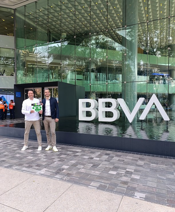 Equipo la7em frente al edificio BBVA
